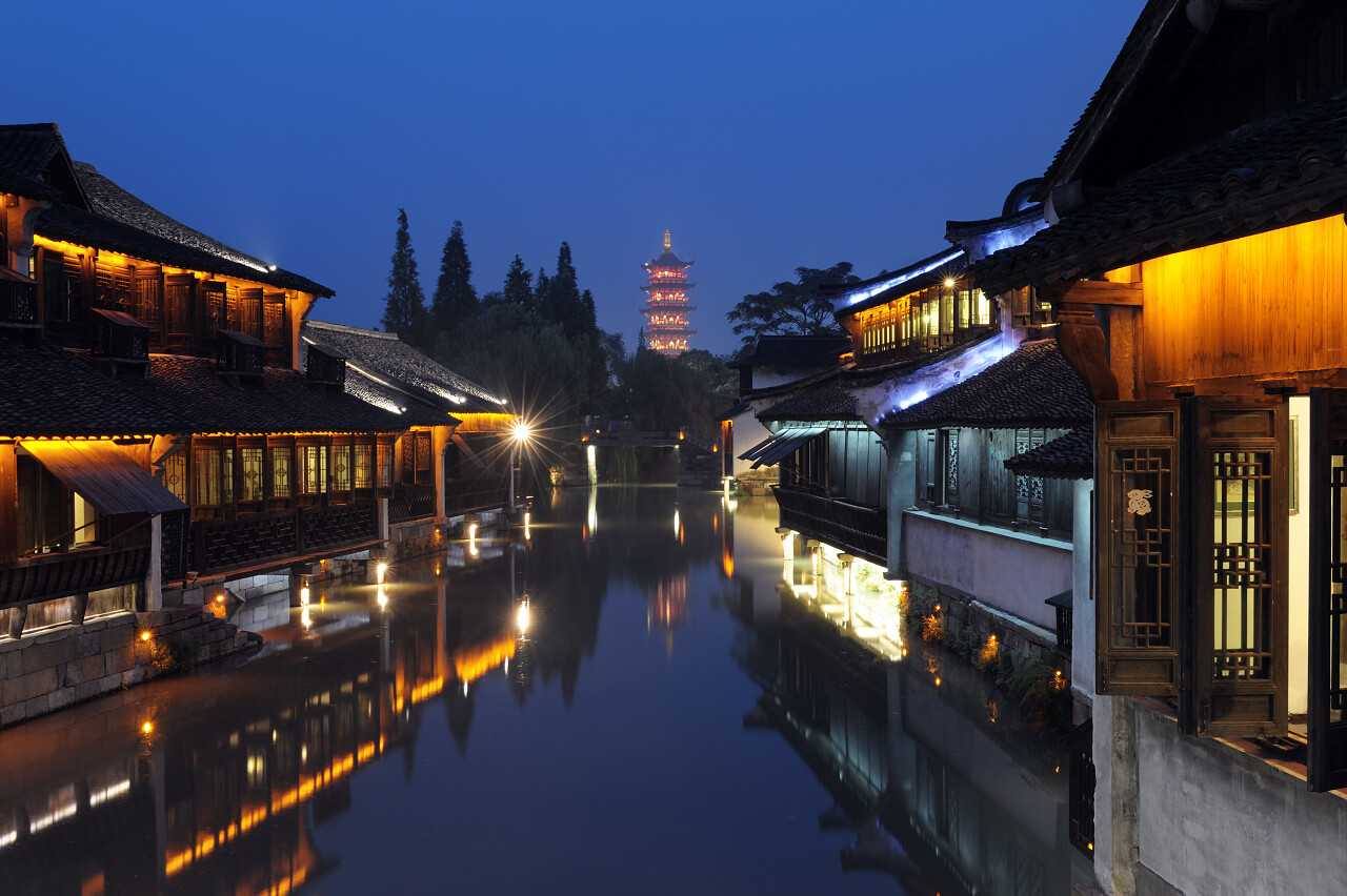 传统建筑在乌镇镇浙江省中国河附近的夜景浙江乌镇