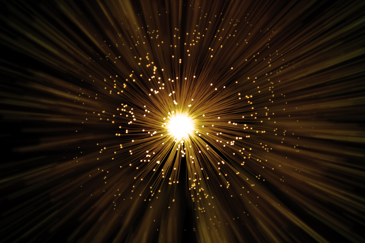 黑色背景下金照明的光纤子线发光图片