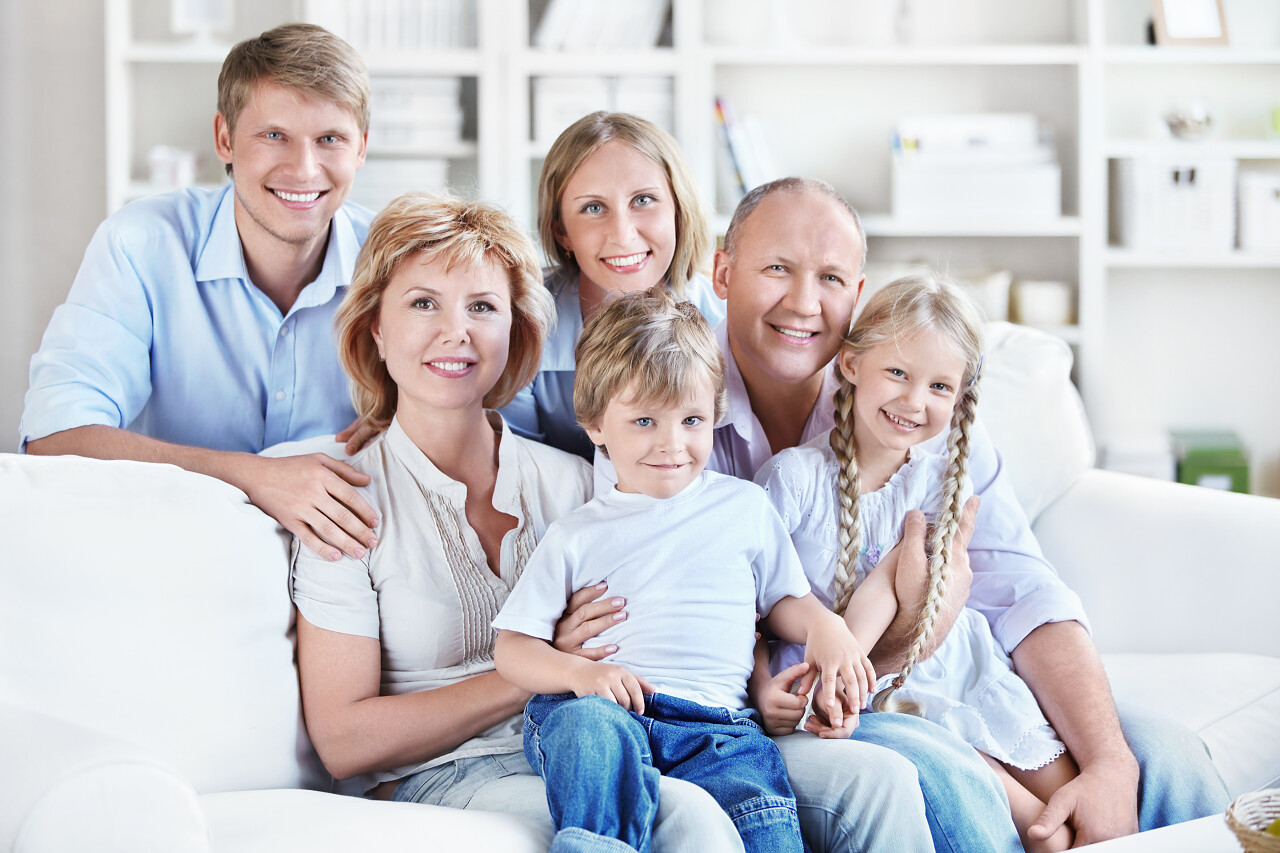 快乐的大家庭合照