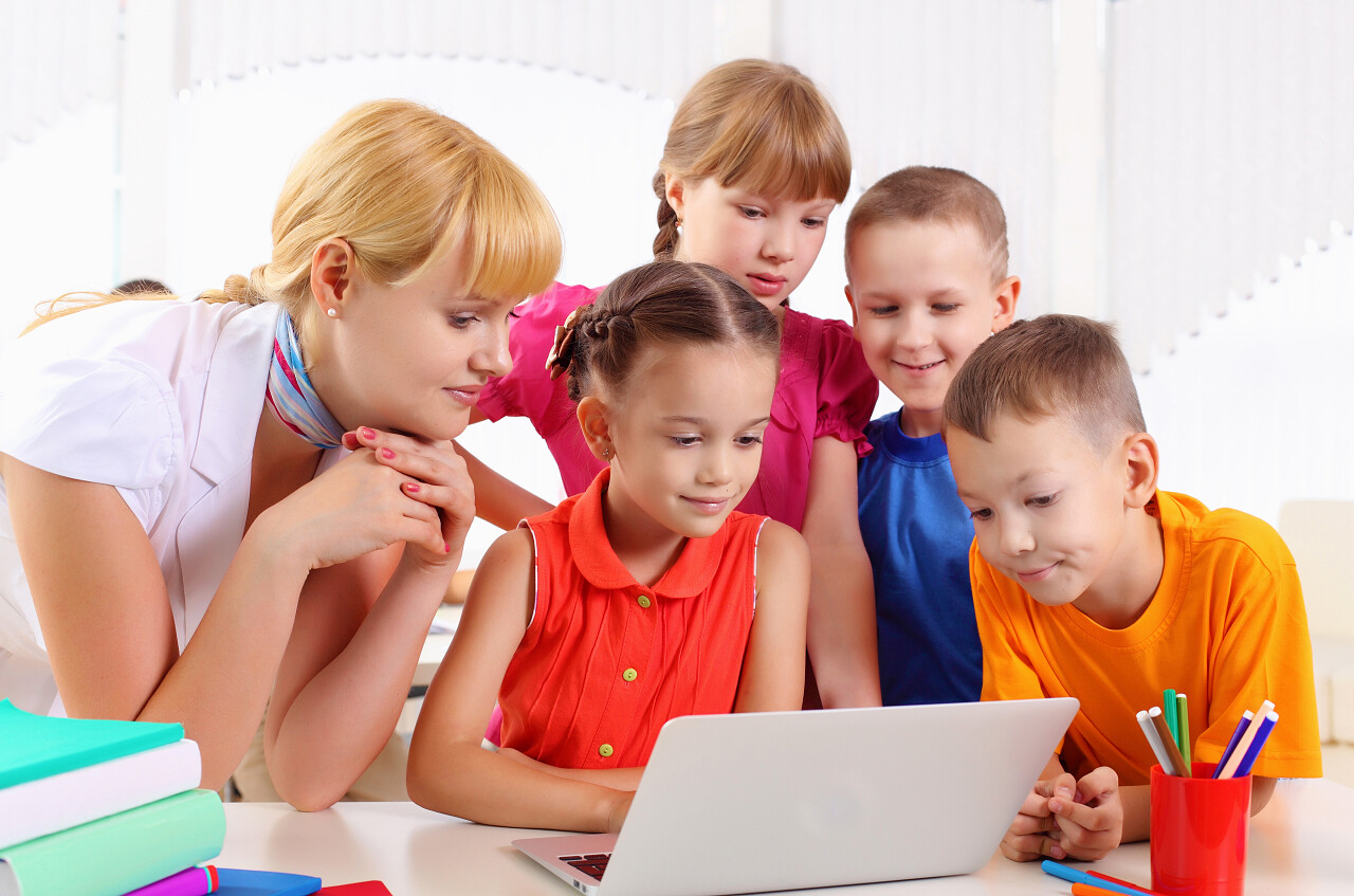 教师学生学校的一台笔记本电脑六一儿童节61儿童节