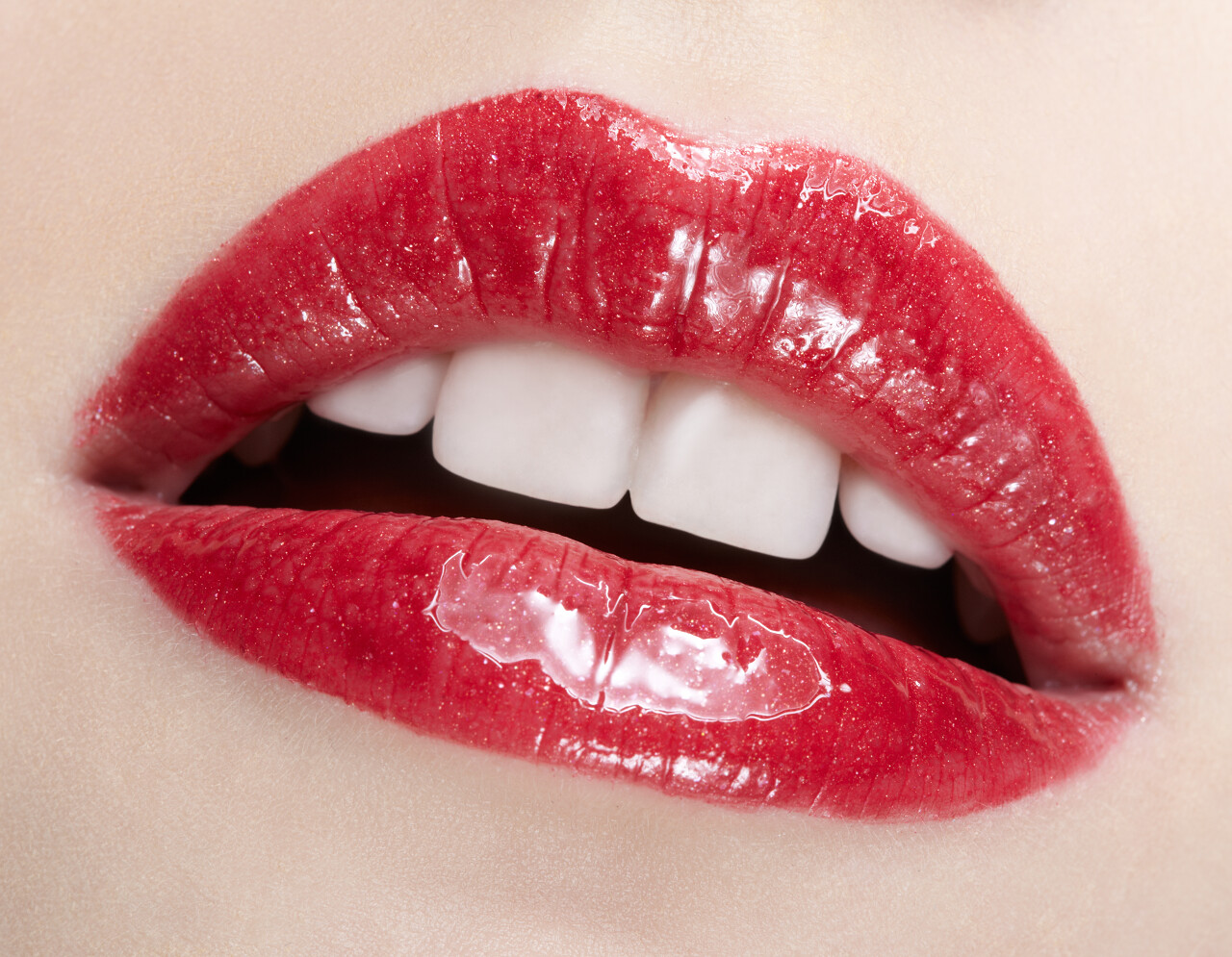 美丽的女人的嘴唇鲜红的特写