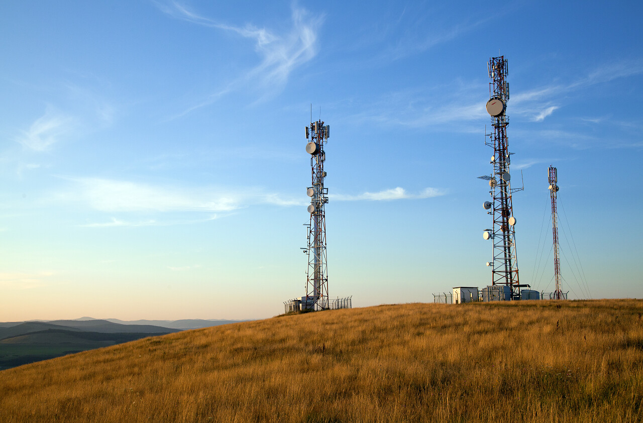 小山与蓝蓝的天空背景上的通信塔