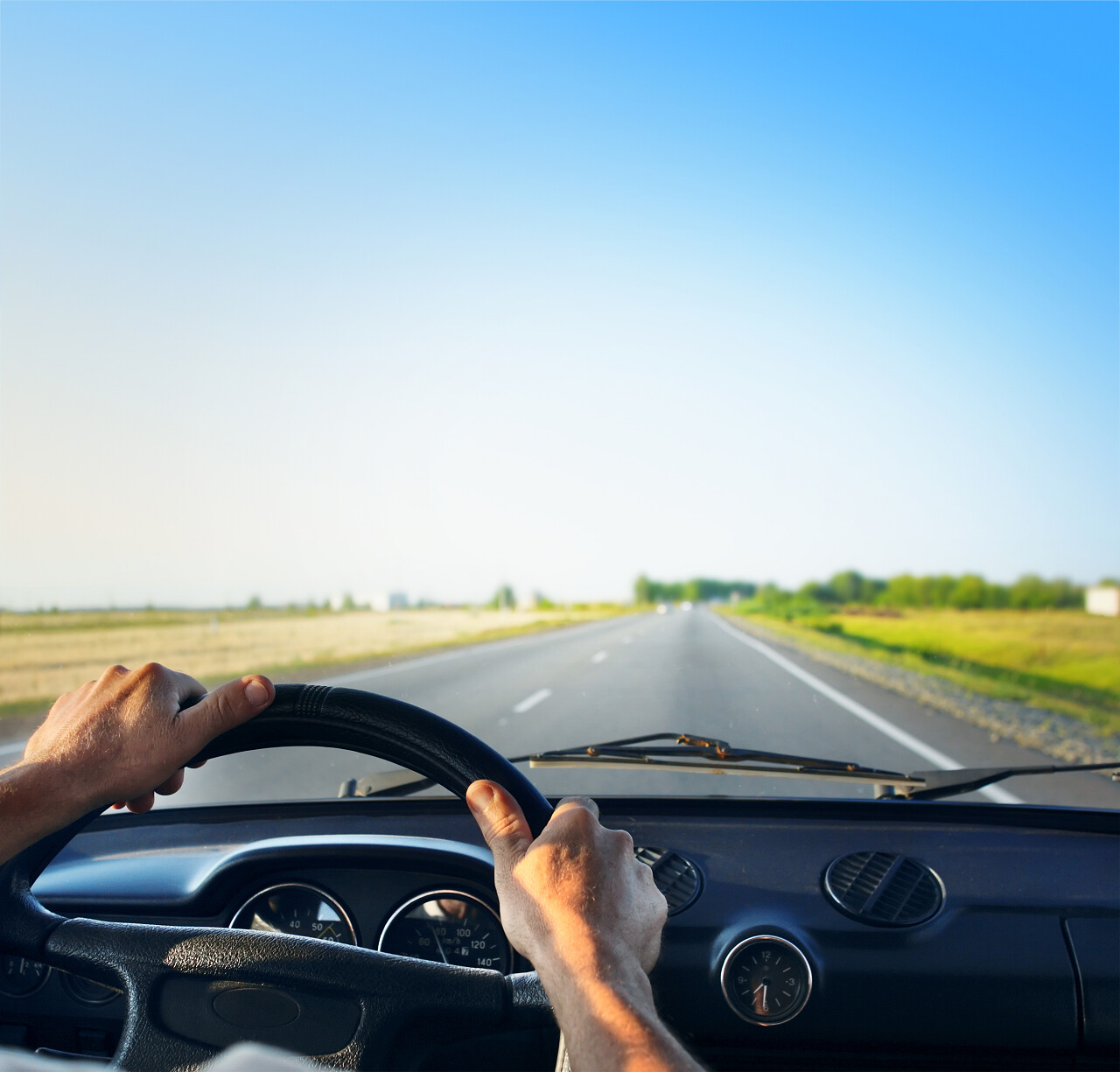 双手放在方向盘沥青道路上驾驶图片