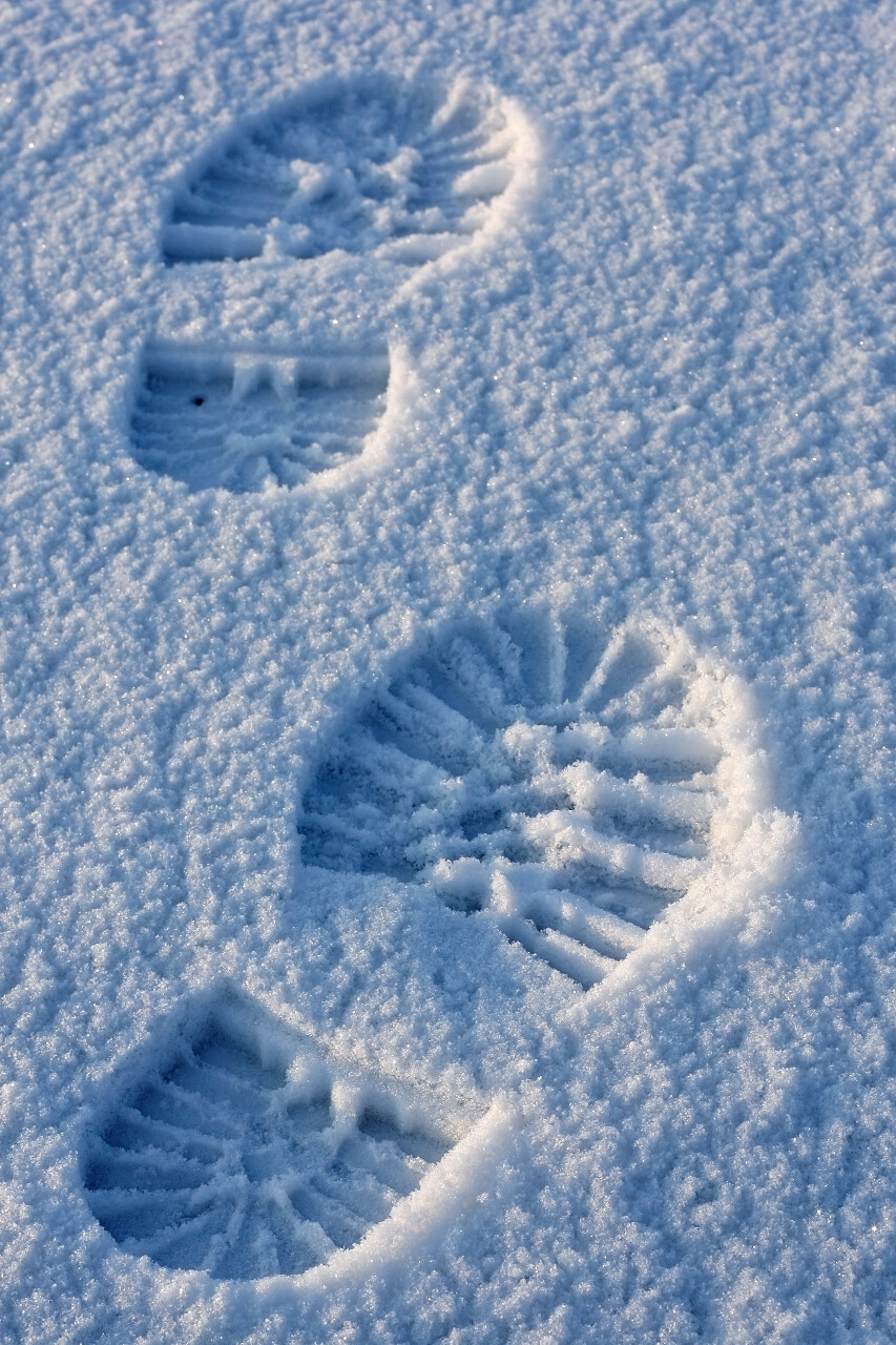 雪地上地面上的脚印足迹二十四节气立冬小雪大雪冬至小寒大寒图片