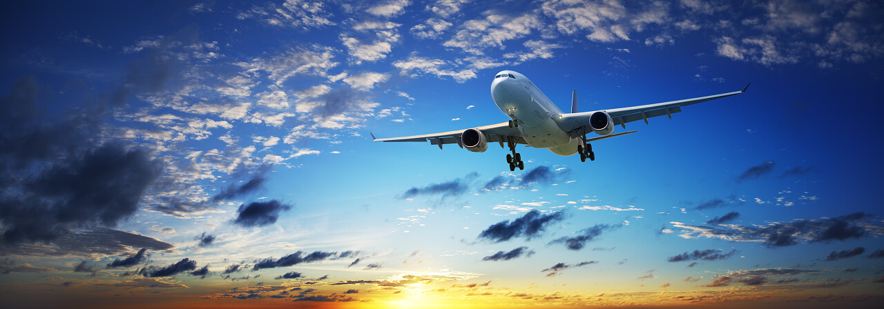 在落日的天空中的喷气式飞机在高分辨率的全景组成飞机旅游