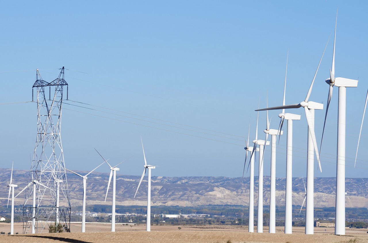 集团的风车电力生产和高压塔