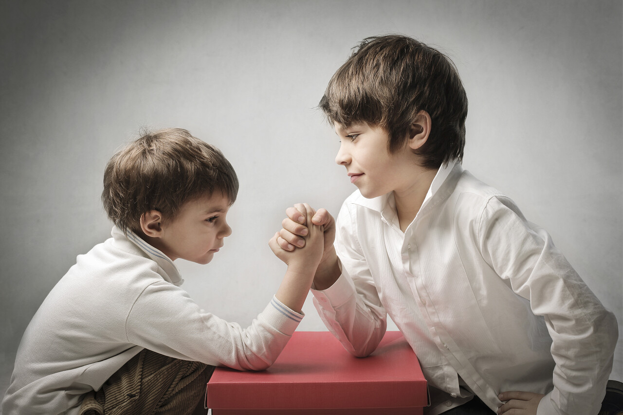 两个兄弟玩摔跤同学矛盾