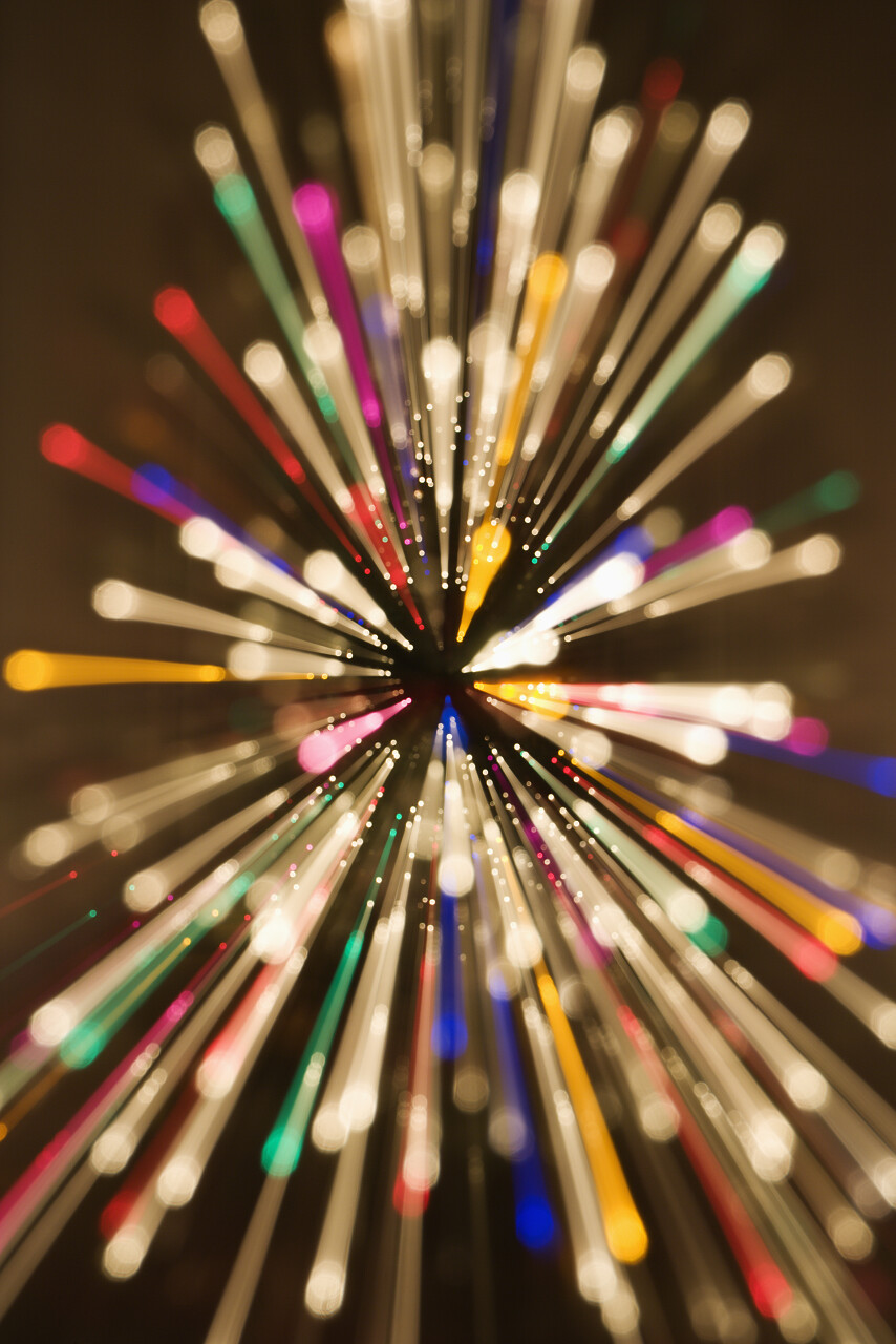 抽象圣诞树与运动模糊径向爆炸形图案中的五彩的灯光