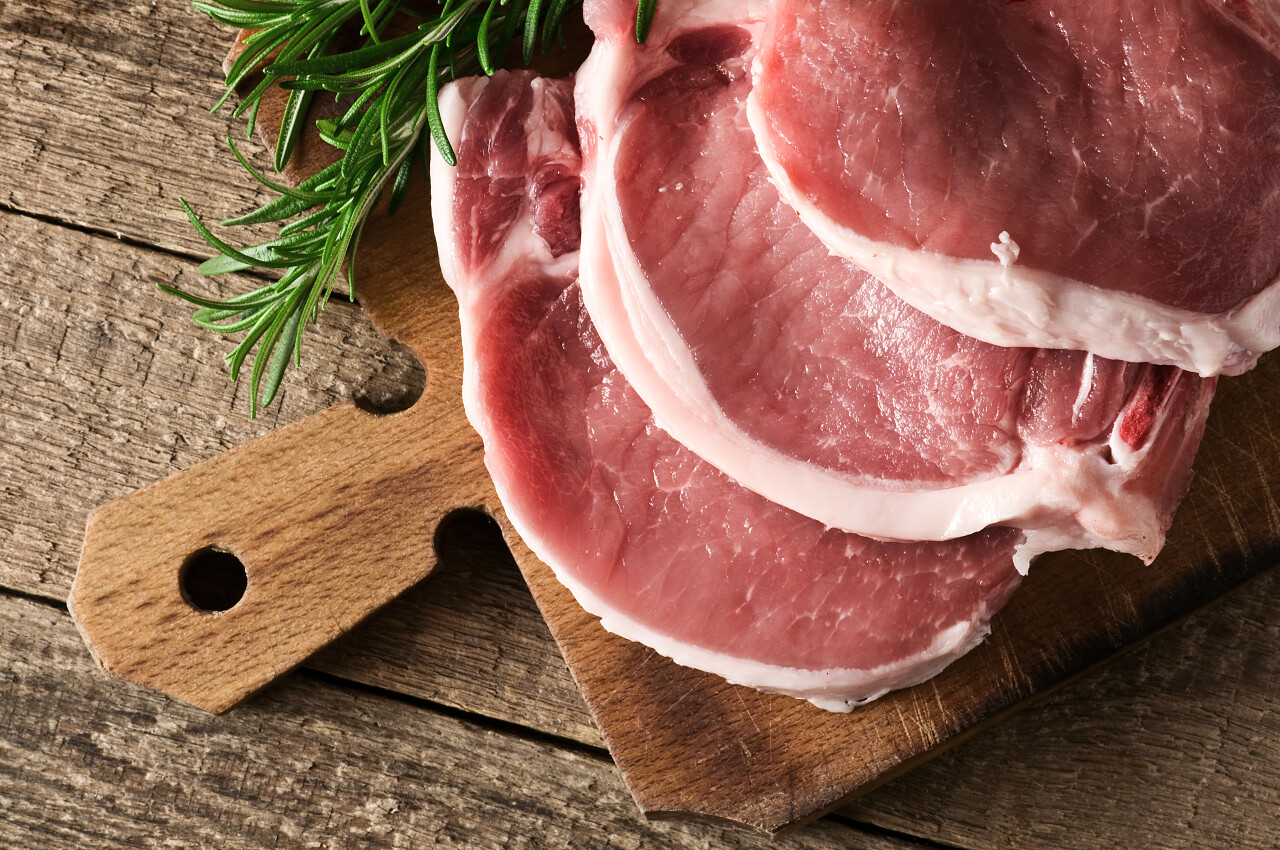 猪肉片上木桌特写