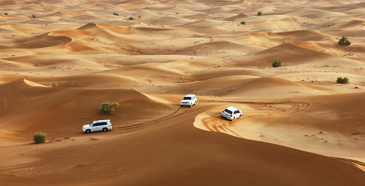 迪拜阿拉伯联合酋长国吉普车在迪拜的阿拉伯沙漠的沙丘沙漠旅游
