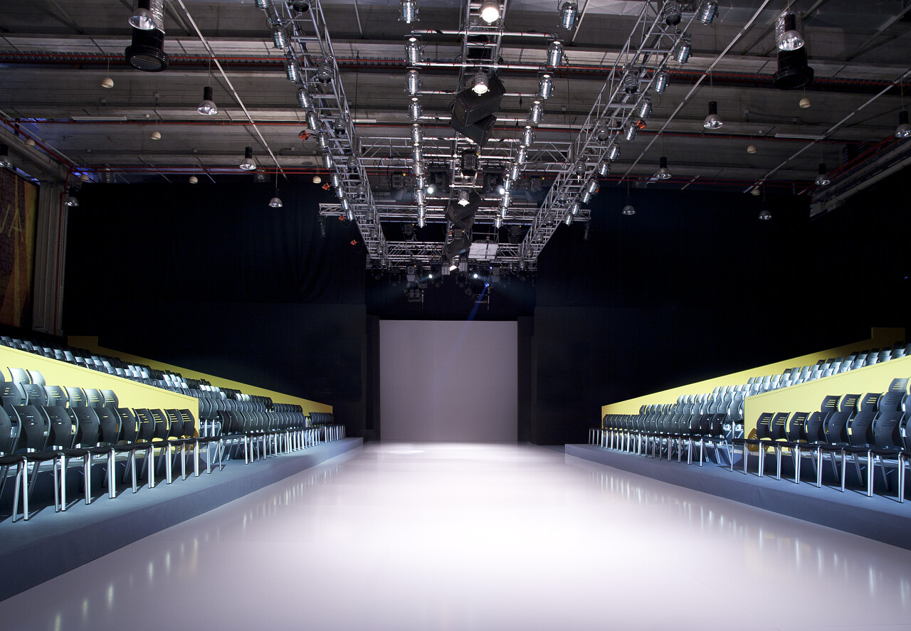 前一场时装秀走秀