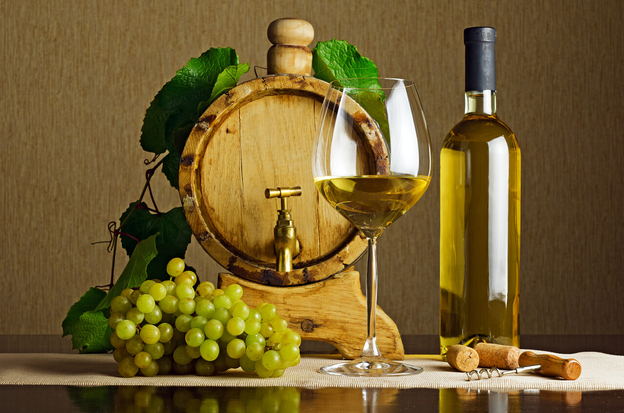 桌上的白葡萄酒