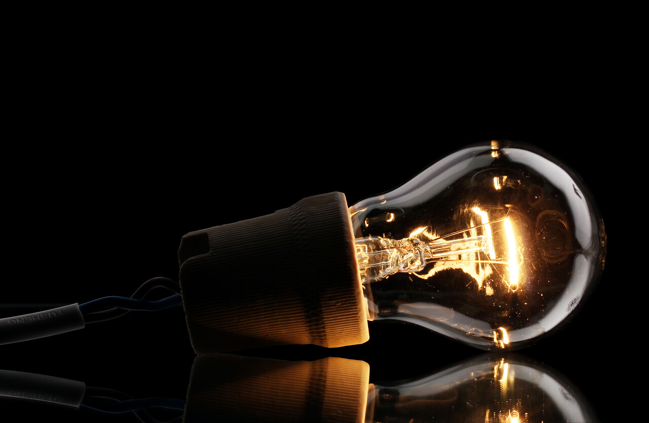 黑色背景上亮起的灯泡