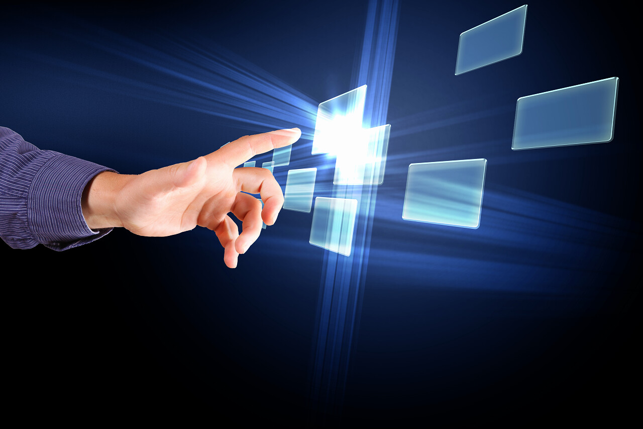 多媒体数字虚拟屏幕和它接触的人的手美好未来点击手势