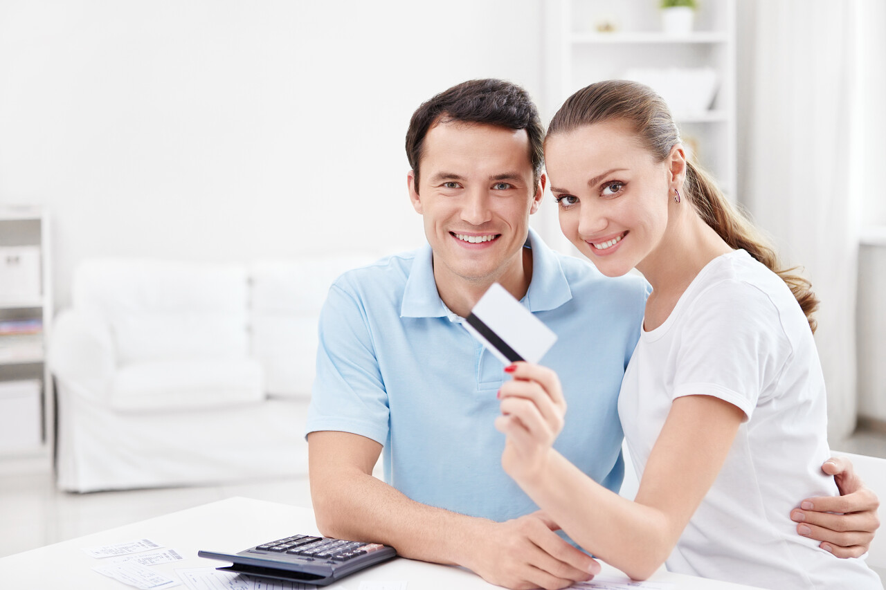 一对年轻夫妇用信用卡在家里