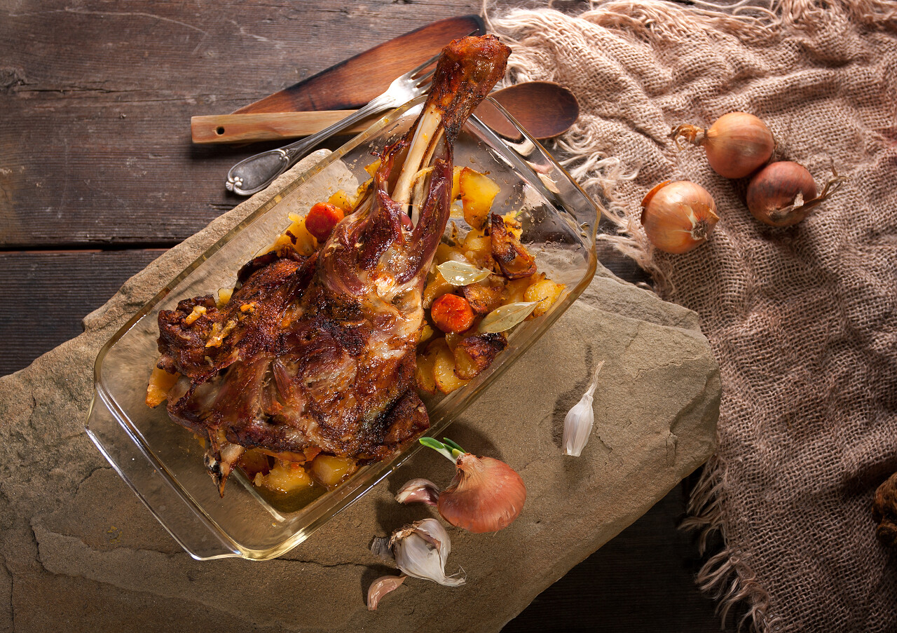 烤的羊腿搭配烤土豆