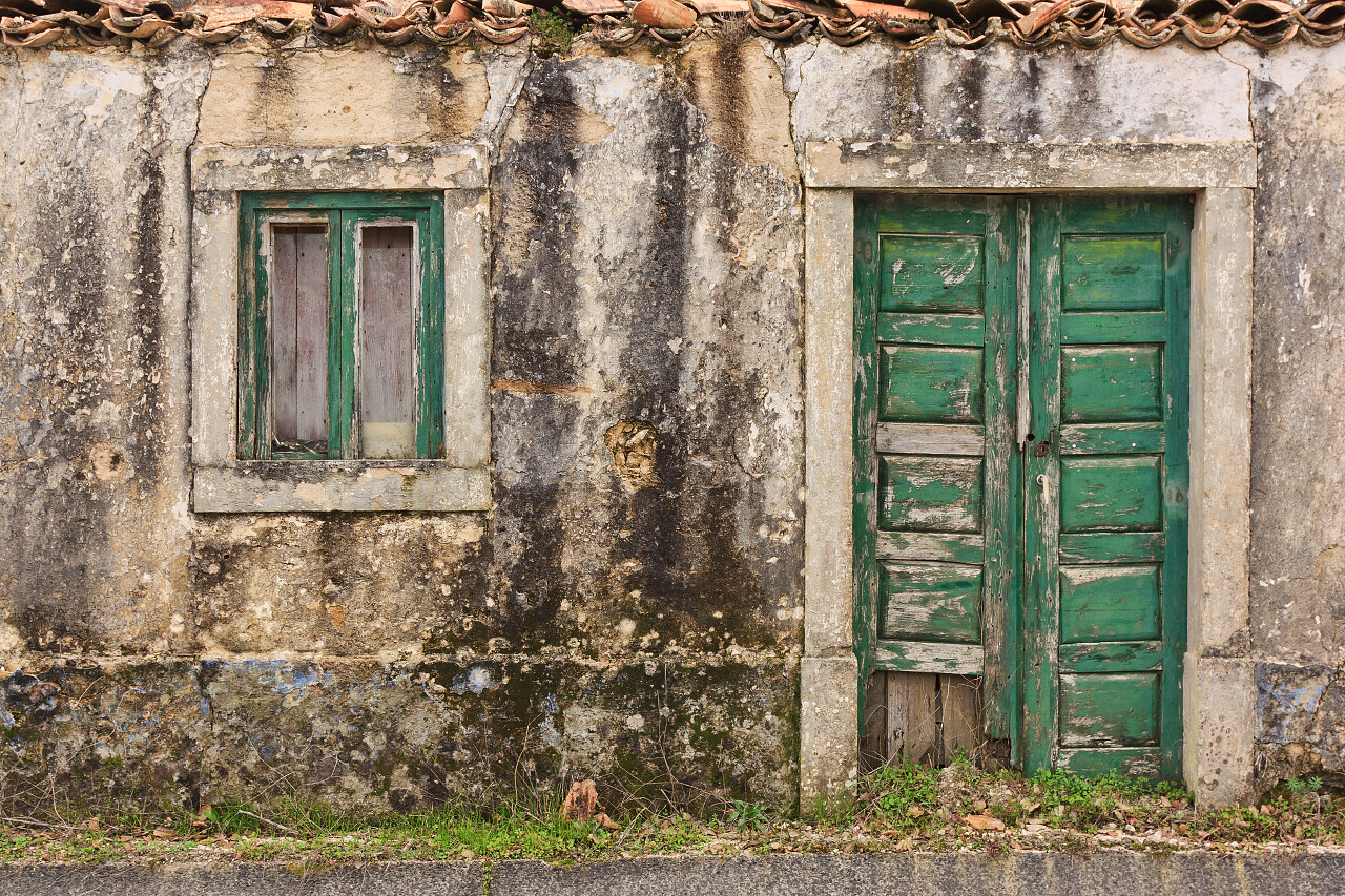 被遗弃的外立面与葡萄牙木门窗
