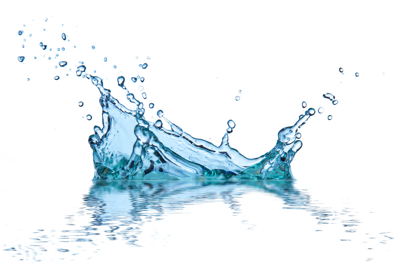 在白色背景上隔绝的水花