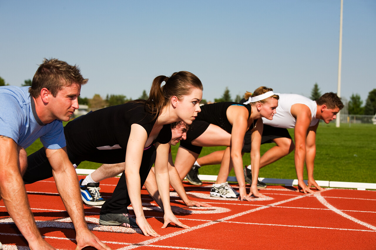 五个赛跑者排队准备比赛第二次赛跑者选择性重点
