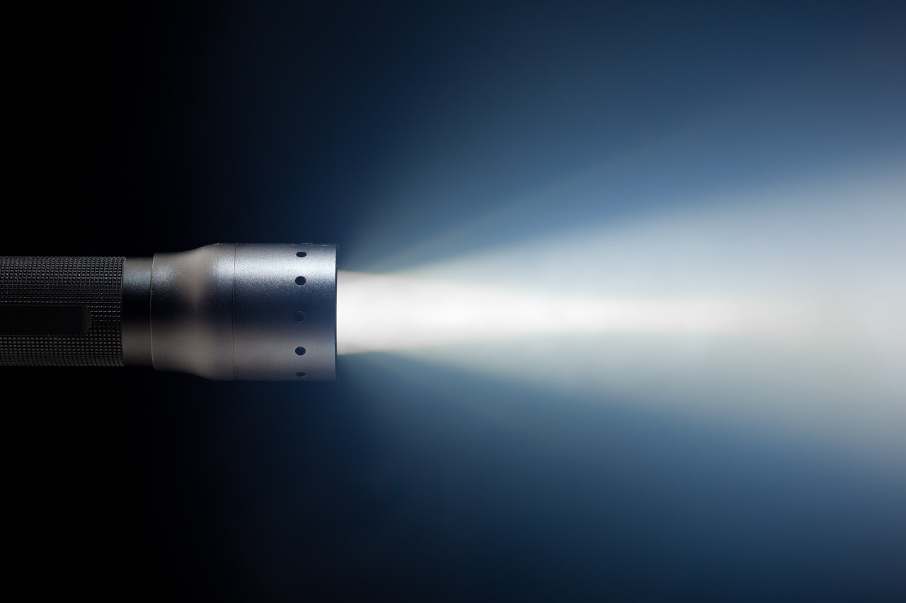 黑色背景下手电筒照射的光