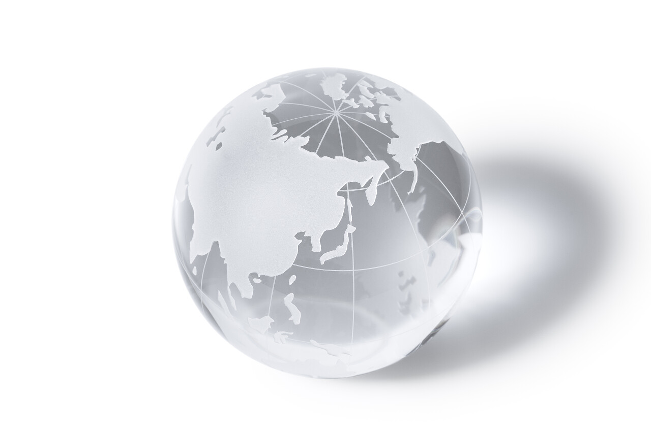 白色背景下的玻璃球