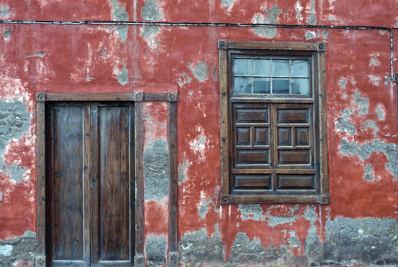 废墟中的红色大门和窗户