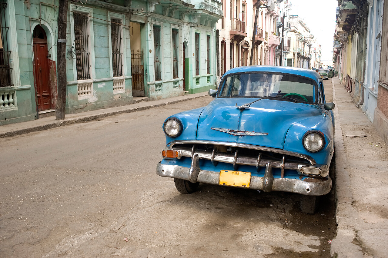 此图像显示在哈瓦那古巴的一辆旧车