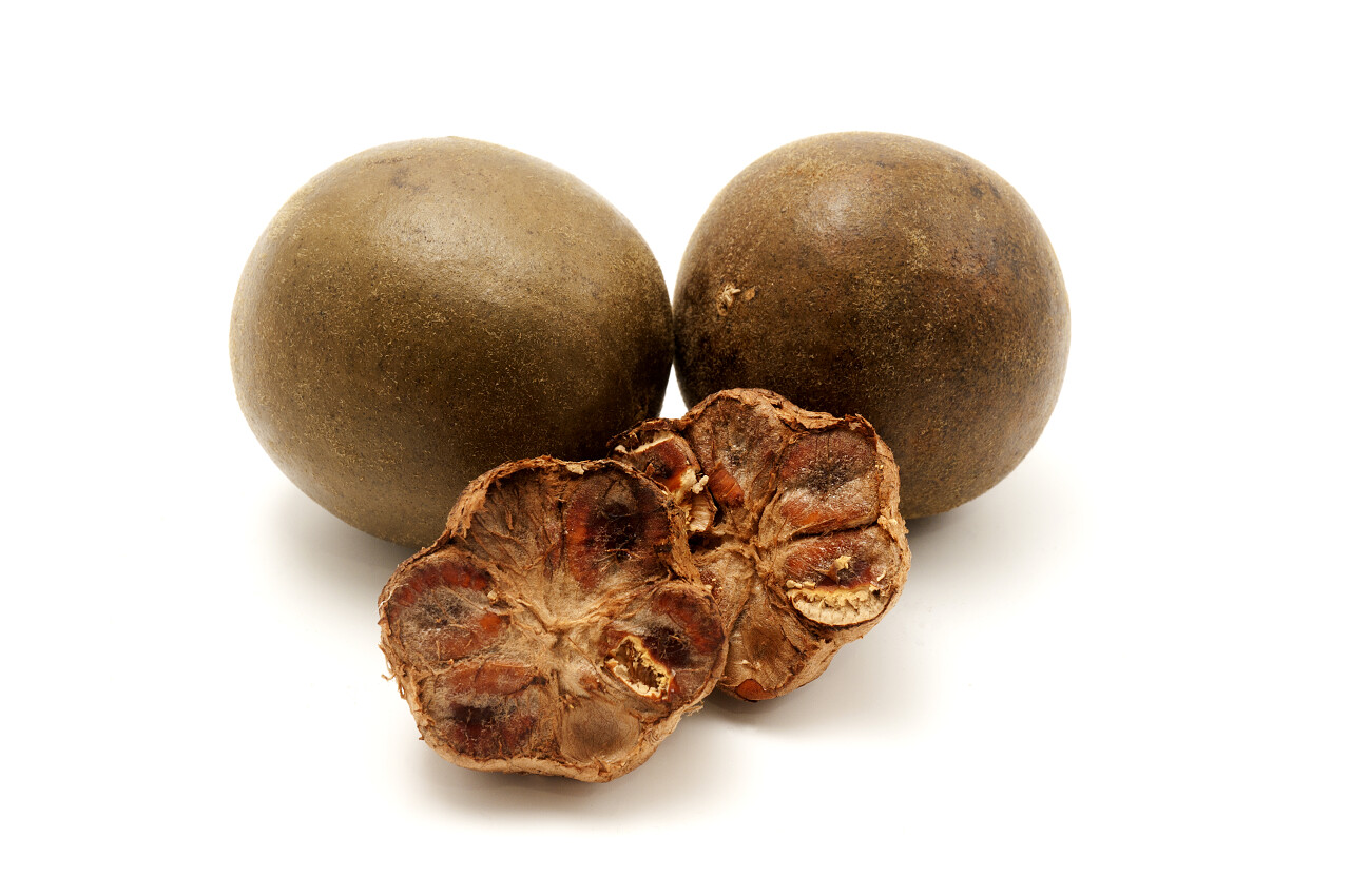 百香果在白色背景上