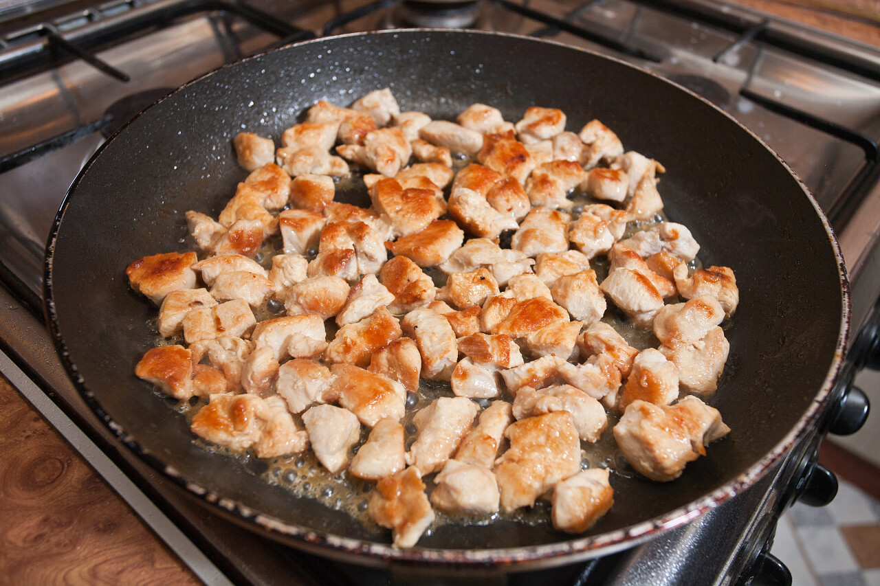 正在在平底锅煮熟的肉