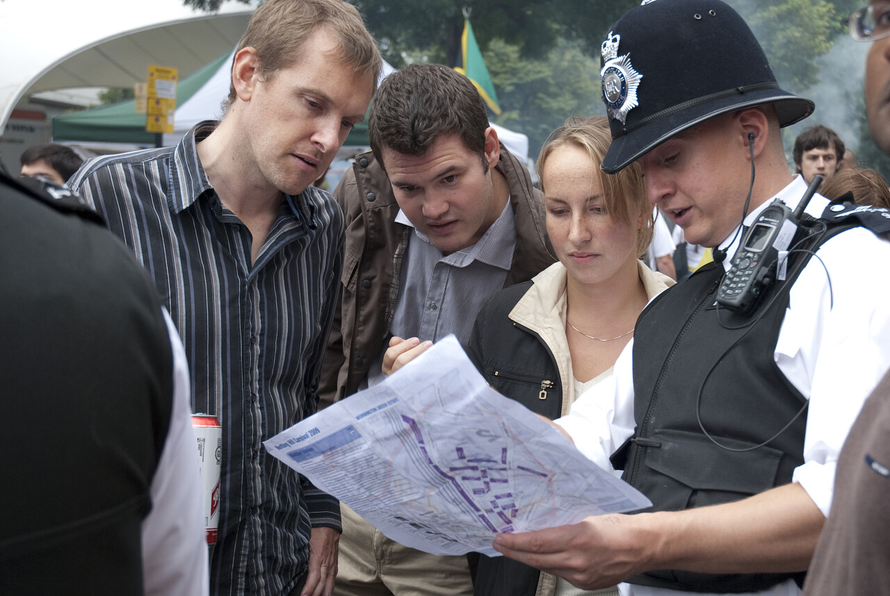 伦敦8月30警察帮助游客找到他们的方式在诺丁山狂欢节2009 年的伦敦英国