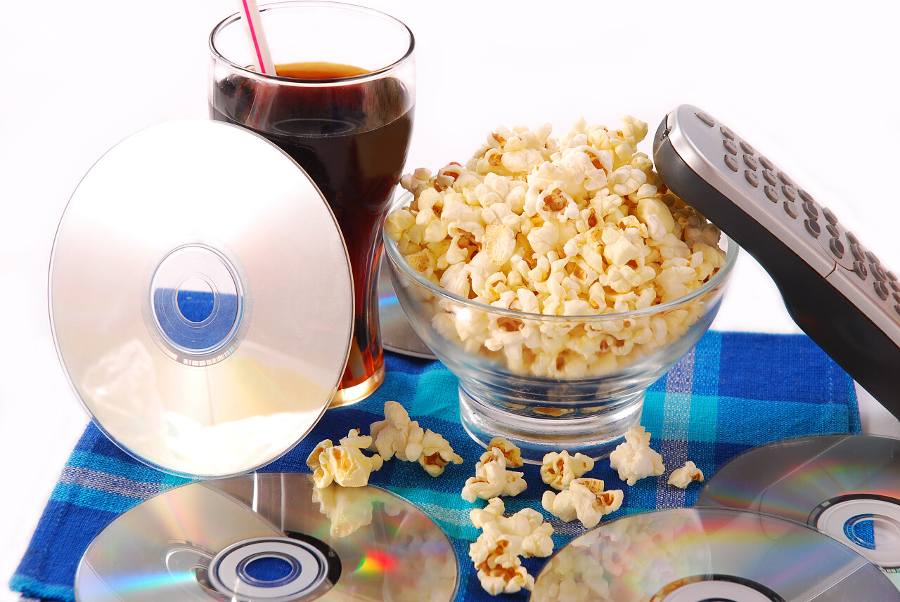 用碗的爆米花冷饮DVD光盘和远程控制表