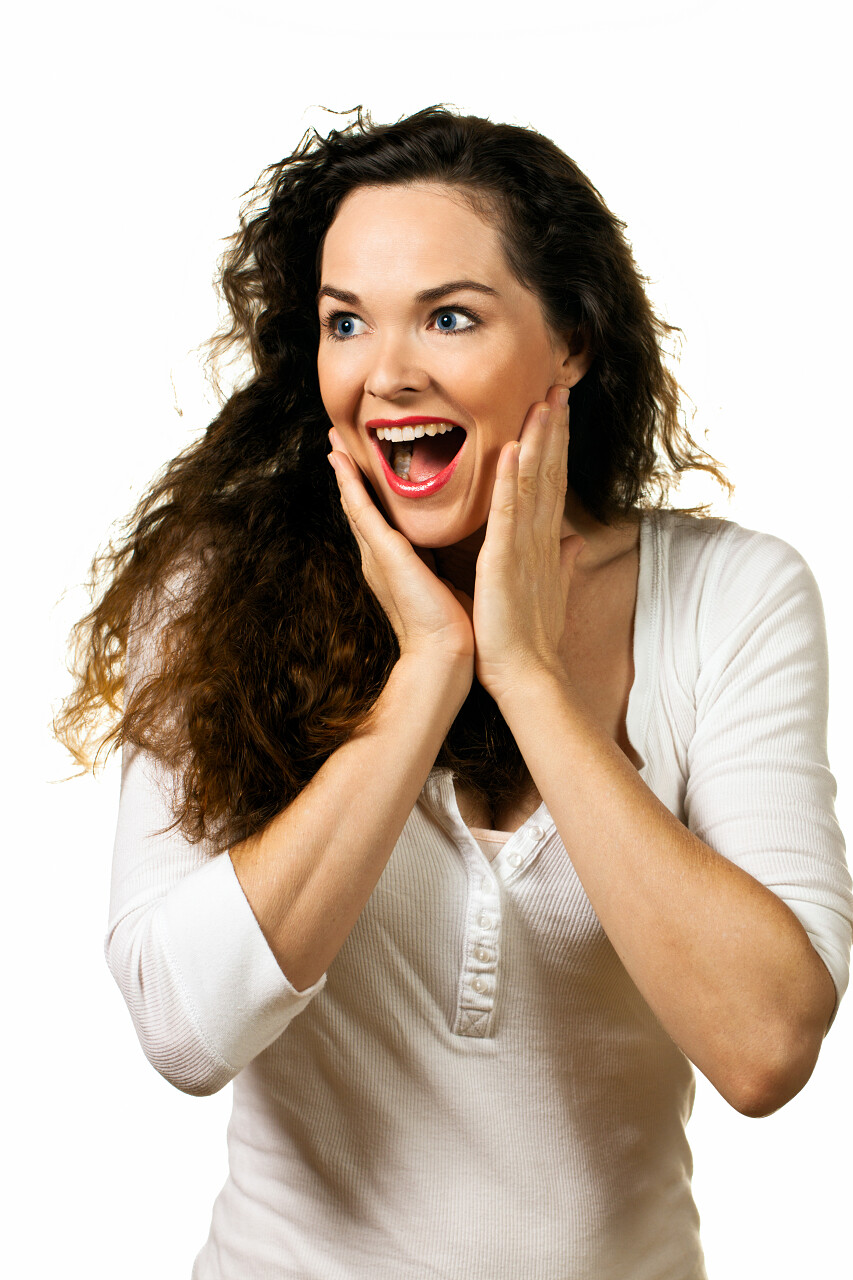 一个美丽的年轻女子在寻找惊喜震惊