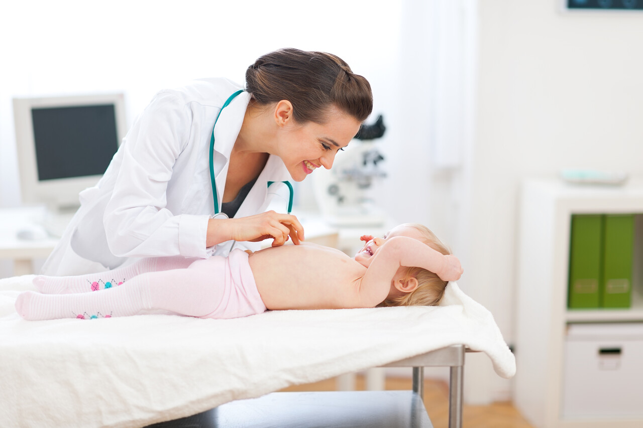 儿科医生玩的孩子儿科医生