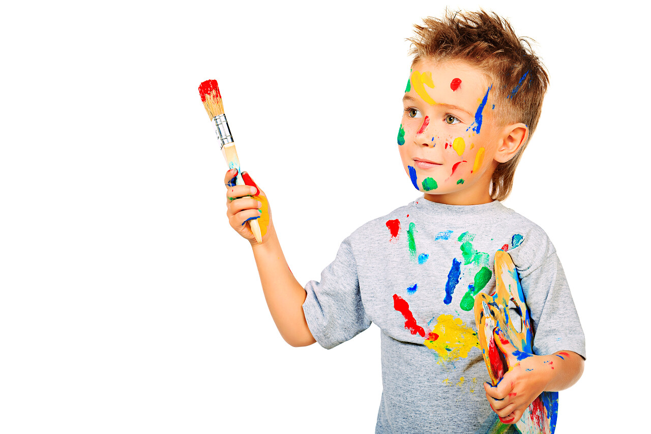 一个小男孩享受他画的画像