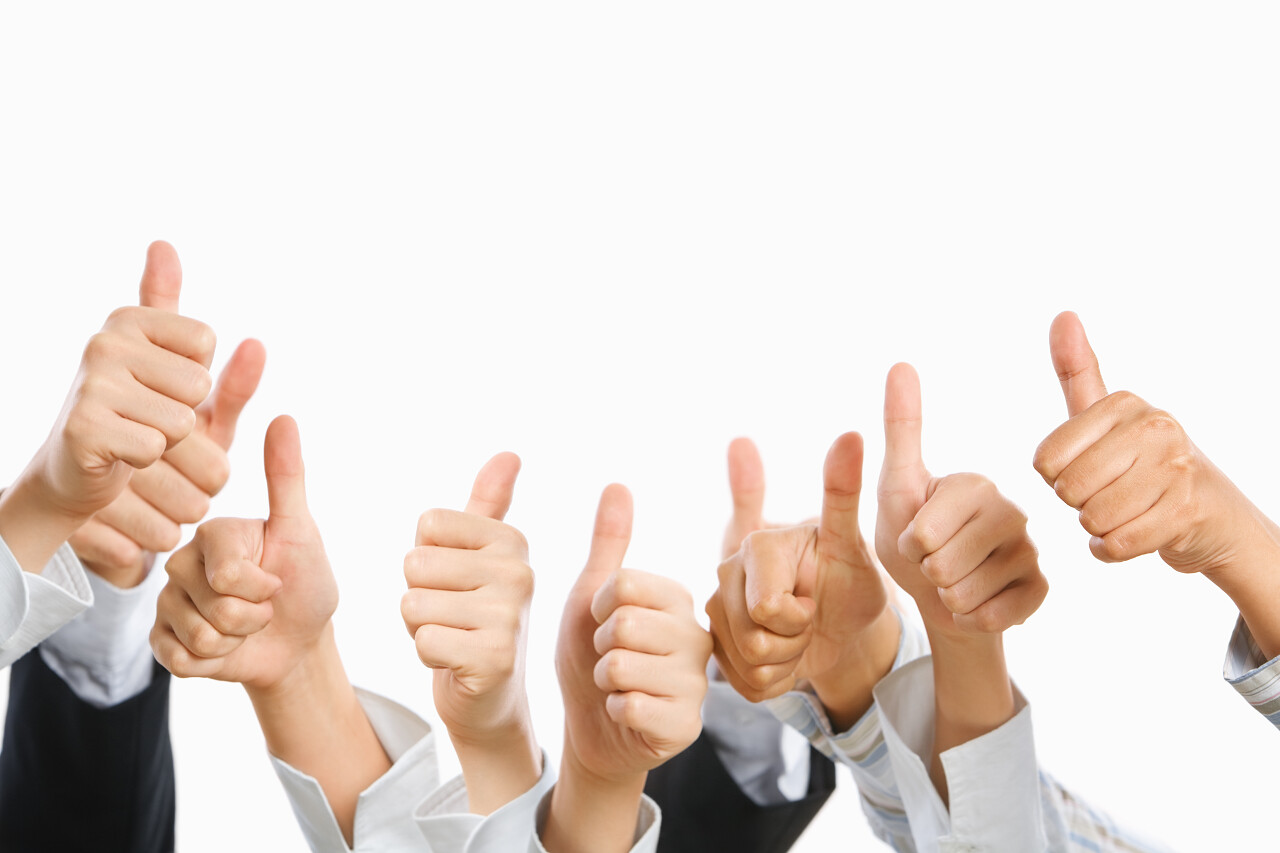 白色背景上竖起的拇指加油点赞点赞手势