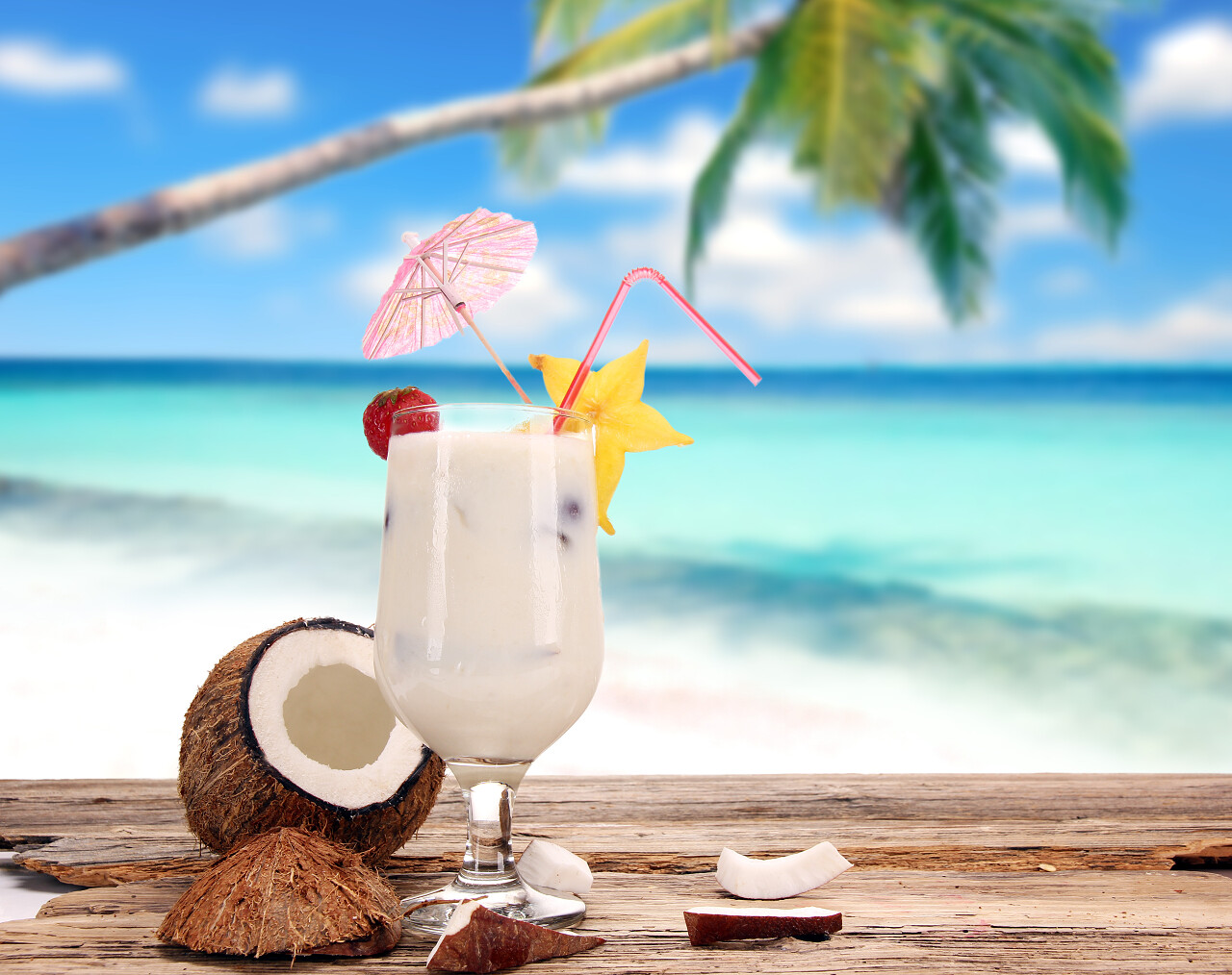 海滩上的水果鸡尾酒