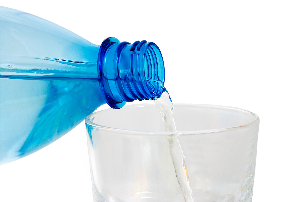 白色背景上的水瓶