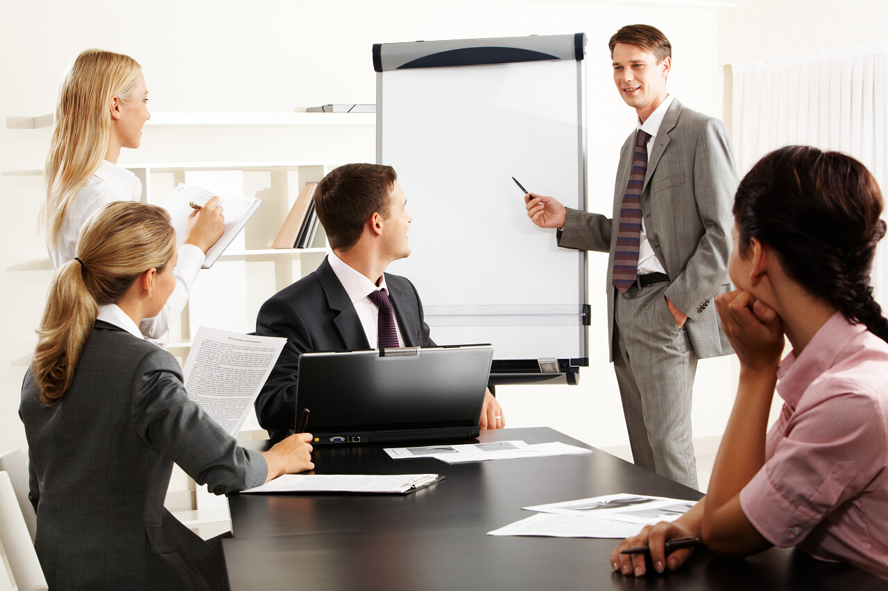 看着他们的领袖同时他在研讨会期间解释的东西在白板上的智能业务的形象商务沟通团队商务会议开会