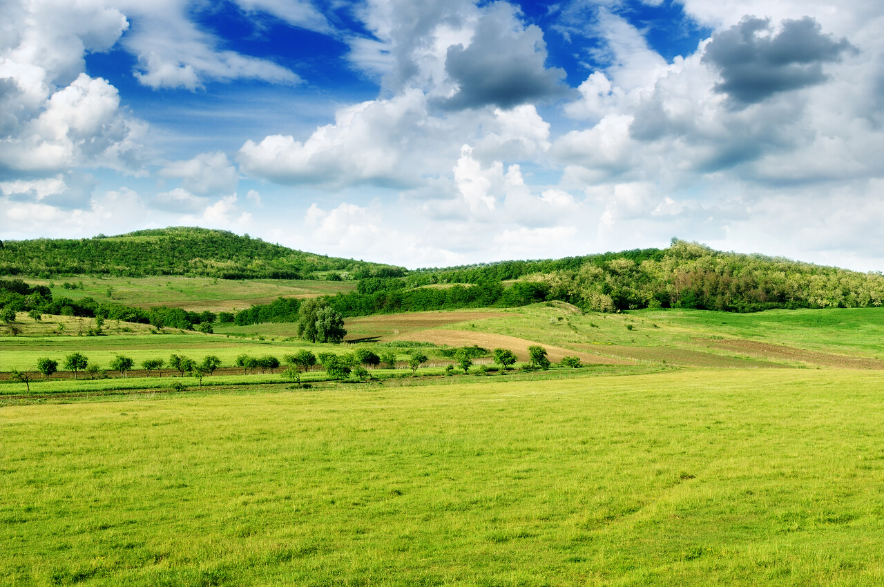 多山的地形和蓝蓝的天空