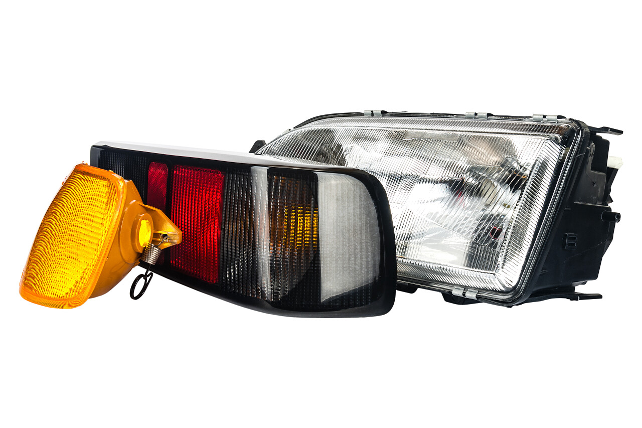 三个主灯用来照亮这辆车