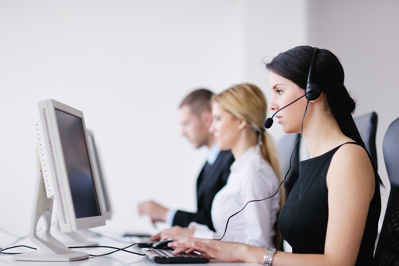 业务组与耳机给予支持帮助中的主管办公室的客户经理给培训和教育的指示客服服务团队客服人员美女客服