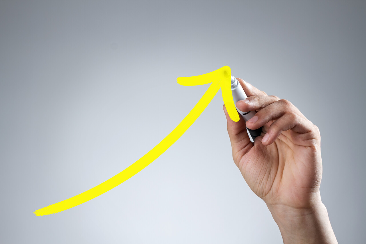 男性的手绘图在黑暗的背景与副本空间的日益增加的黄色箭头提升箭头提升