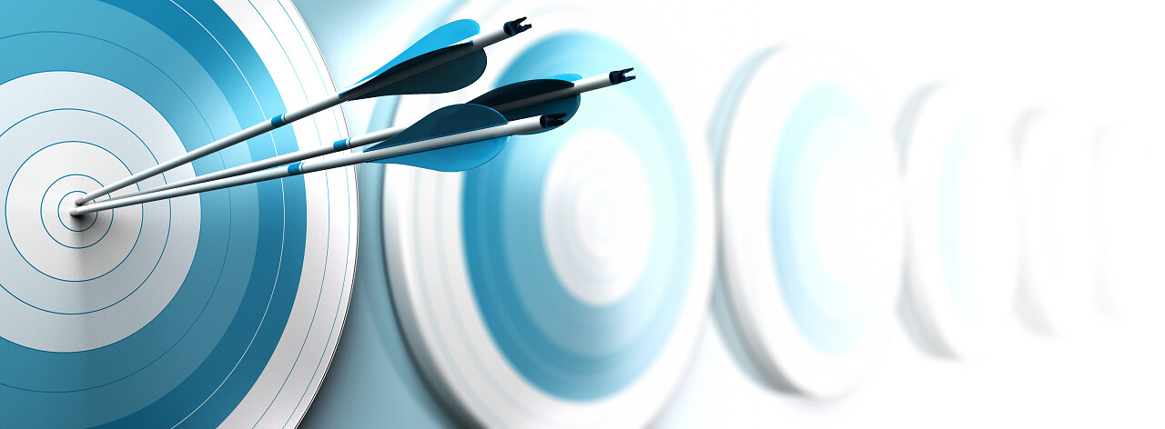 许多蓝色目标和三个箭头到达中心战略营销或业务竞争优势概念目标目标