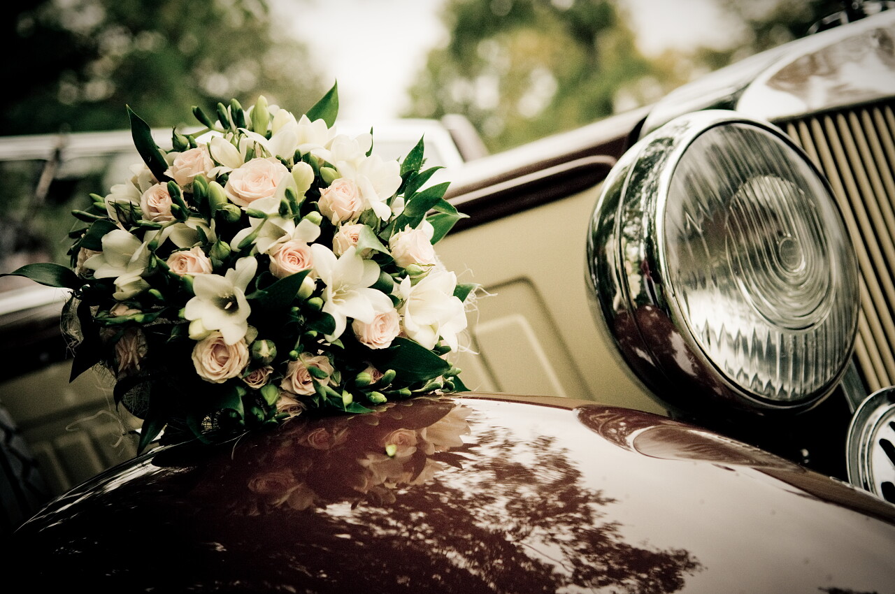 婚礼手捧花花束白玫瑰白丝带车内鲜花