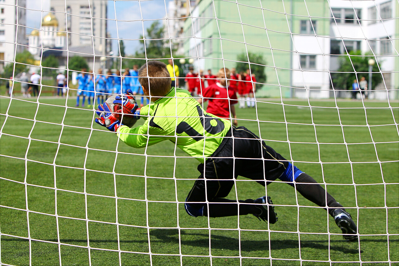 小男孩足球守门员接球