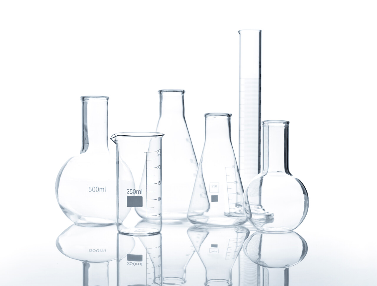 白底生物化学实验仪器器具玻璃透明锥形瓶量筒