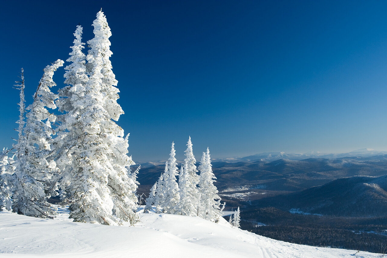 自然风景洁白冬季冬天旅行旅游阳光下的山林雪景二十四节气立冬小雪大雪冬至小寒大寒