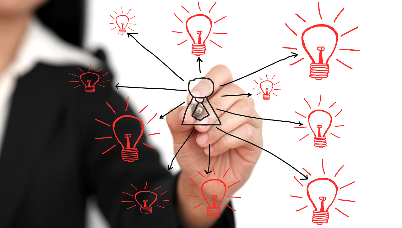 亚洲商务女人绘制新的创新和创造力的想法概念的灯泡思考