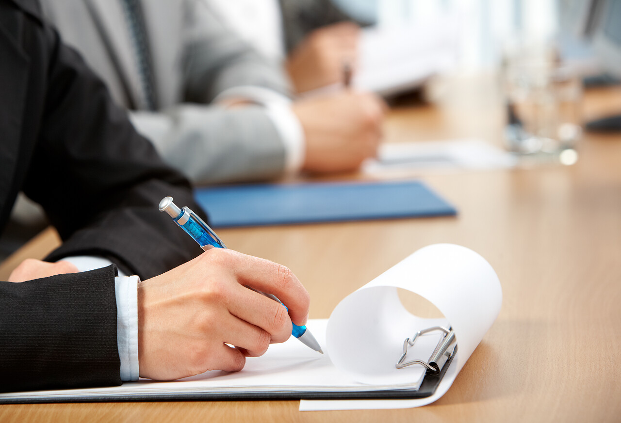 用笔在纸准备写点东西的人的手