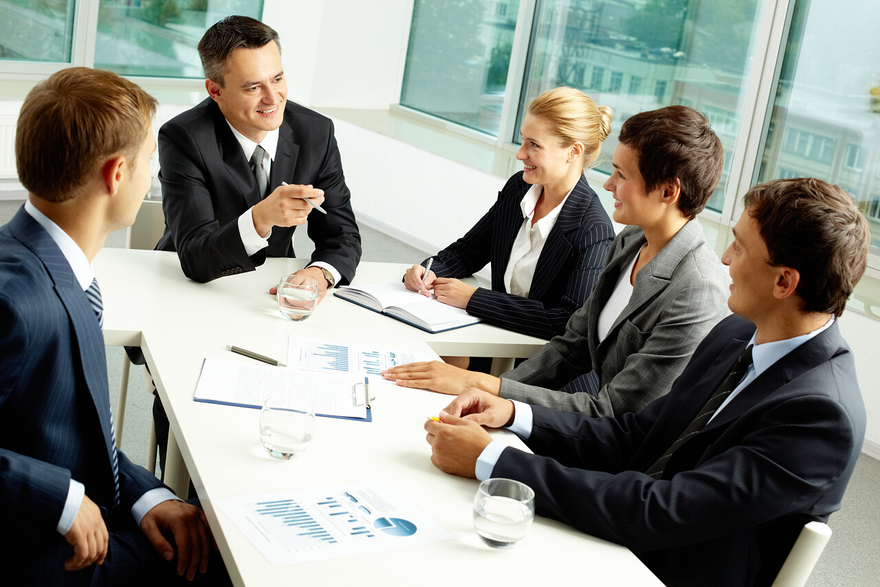 有信心同事们与他们的老板在会议上交流的形象商务沟通团队商务会议开会